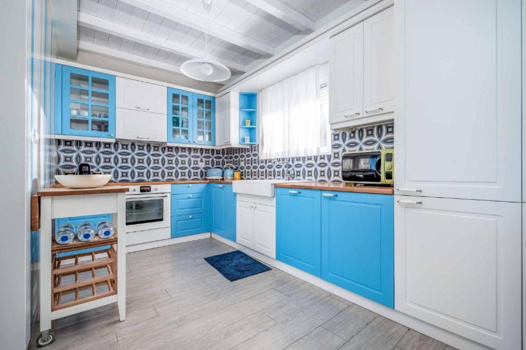 Seabreeze Villa - With Jacuzzi & Heated Pool Мастихари Экстерьер фото
