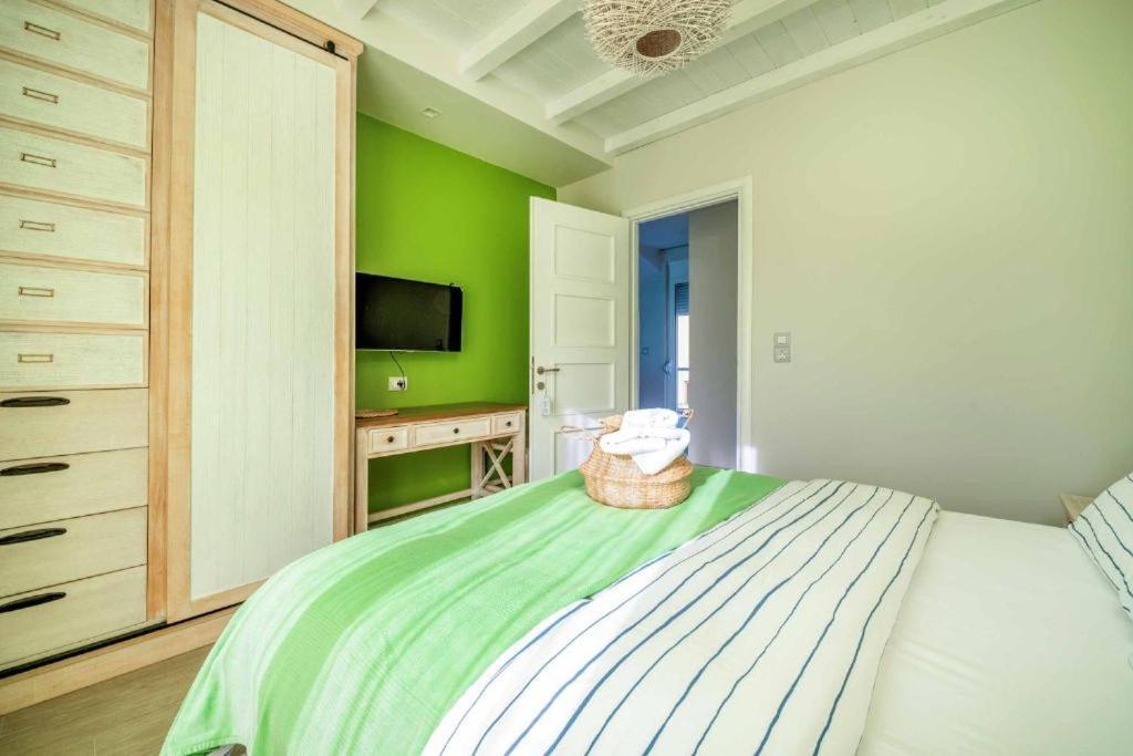 Seabreeze Villa - With Jacuzzi & Heated Pool Мастихари Экстерьер фото